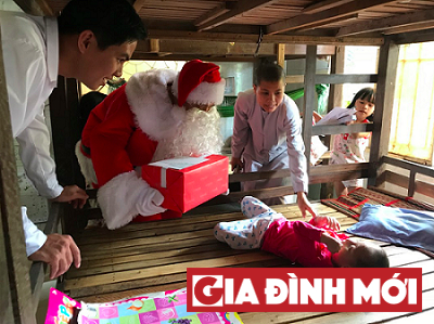 Tại Thảo Điền (Tp.HCM), những món quà nhiệm màu đã được Vincom trao tặng cho các bé tại Nhà Tình Thương Chùa Diệu Giác - tổ ấm của hàng trăm trẻ em mồ côi, cơ nhỡ được cưu mang.   