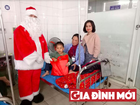 Ông già Noel của Vincom Plaza Tuyên Quang đến thăm các em nhỏ có hoàn cảnh khó khăn đang điều trị tại Khoa Nhi, Bệnh viện đa khoa Tuyên Quang và Trung Tâm Phục Hồi Chức Năng cho trẻ khuyết tật Hương Sen  