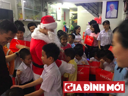 … hay hạnh phúc vỡ òa của các em nhỏ tại Mái Ấm Bừng Sáng (Tp.HCM) khi bất ngờ nhận được quà tặng mùa Giáng Sinh.  