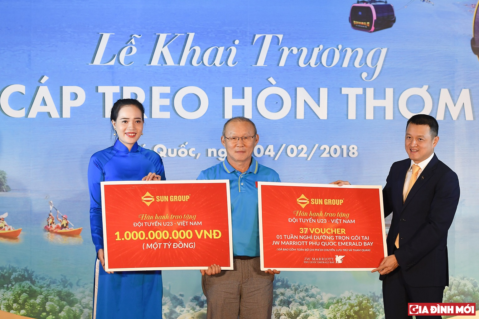 HLV Park đại diện U23 Việt Nam nhận quà tặng 1 tỷ đồng và voucher nghỉ dưỡng do Sun Group trao tặng.
