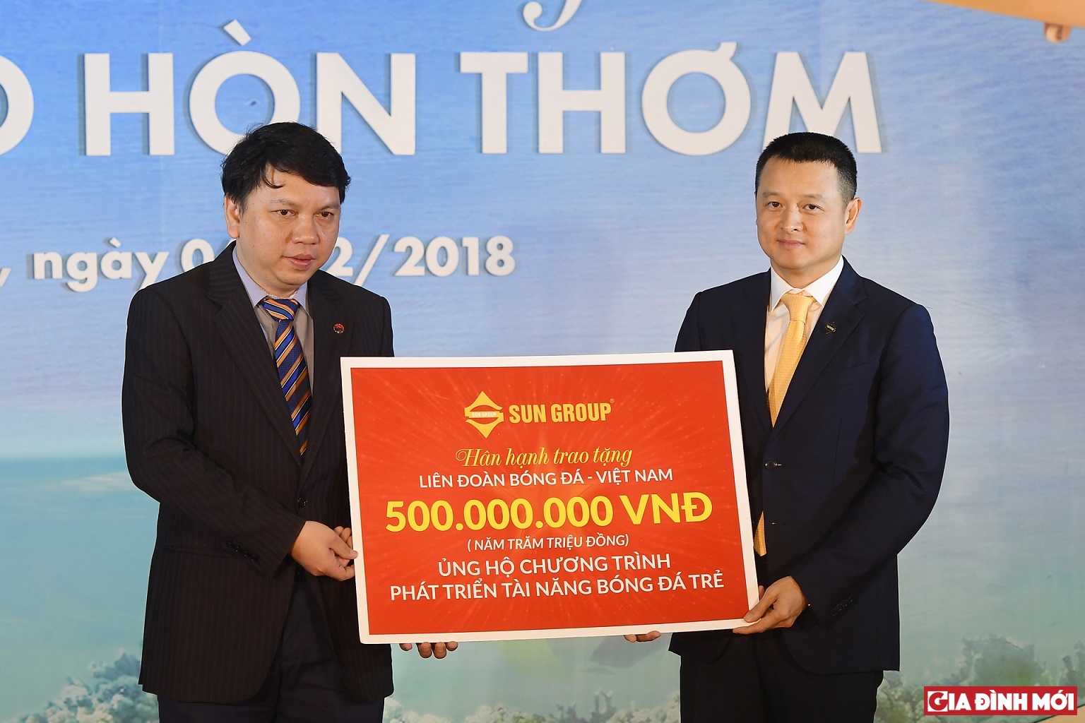 TGĐ Sun Group Đặng Minh Trường trao tặng 500 triệu đồng cho VFF.