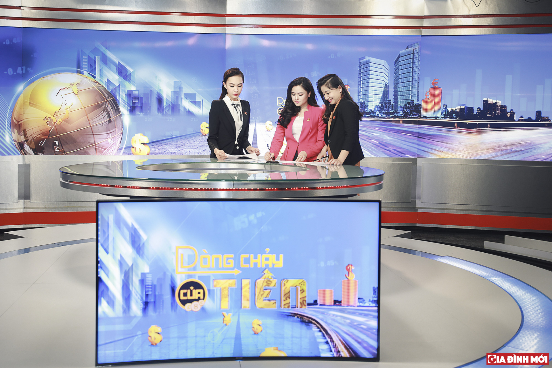 Nhà báo Khánh Ly và 2 BTV chuẩn bị cho một số lên sóng. 