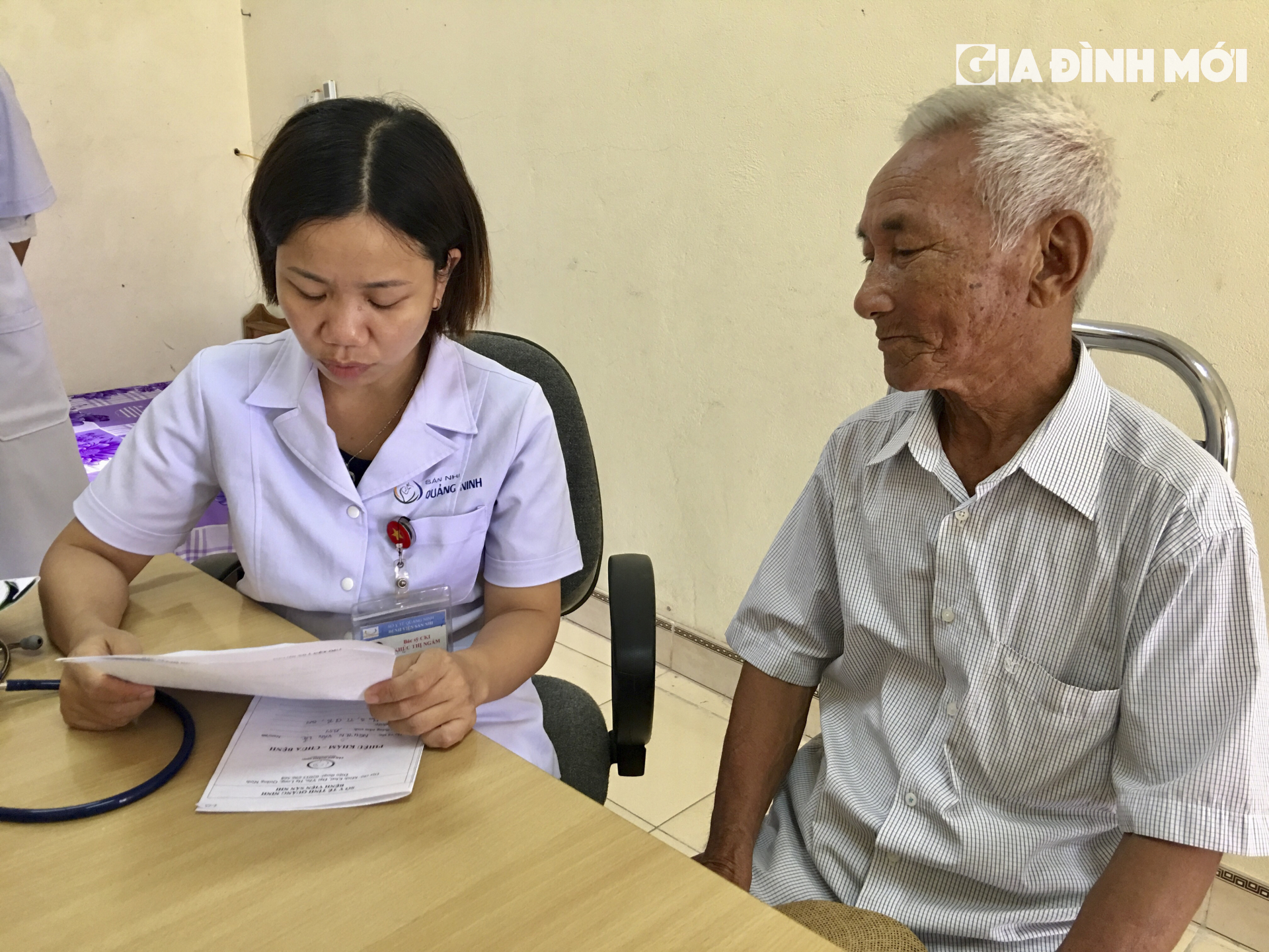 Bác sĩ Khúc Thị Ngắm tư vấn cho bệnh nhân Nguyễn Văn Lộc