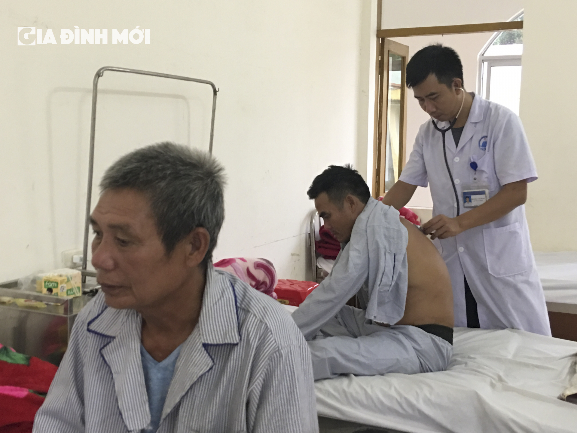 Bác sĩ Phạm Tiến Dũng cho biết nhiều đàn ông ở huyện đảo mắc bệnh gút và chân tay run.