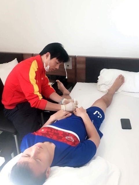Bác sĩ Thuỷ đang điều trị chấn thương cho cầu thủ Nguyễn Quang Hải