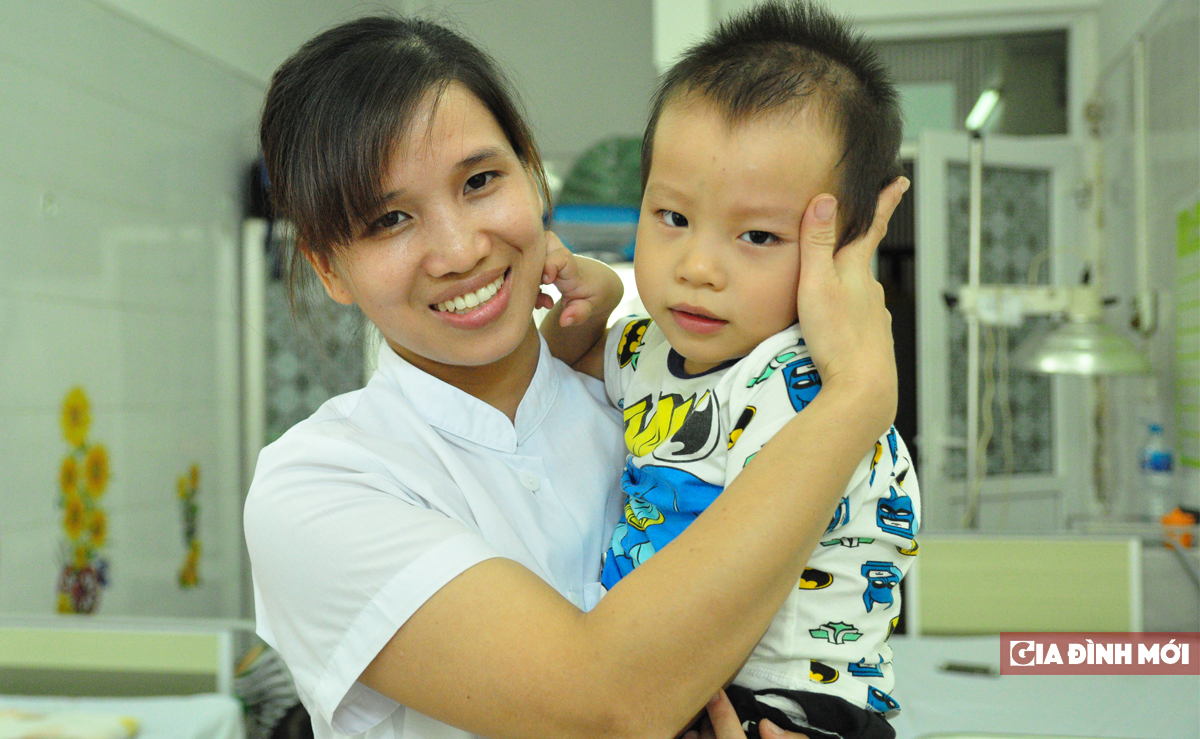  Điều dưỡng Kim Anh thân thiết với các bé trong khoa. Ảnh: Ái Linh  