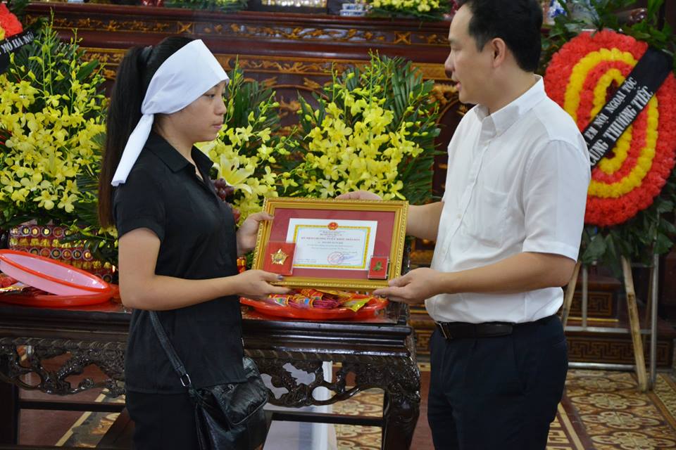   Ông Nguyễn Hoàng Phúc trao tặng kỉ niệm chương Vì sức khỏe nhân dân của Bộ Y tế cho gia đình anh Hải.  