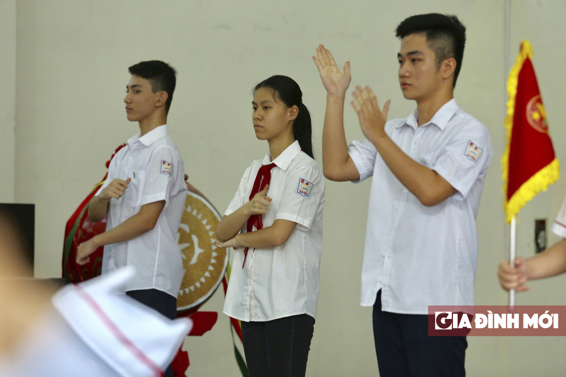   Đội nghi thức hát Quốc ca bằng ngôn ngữ ký hiệu  