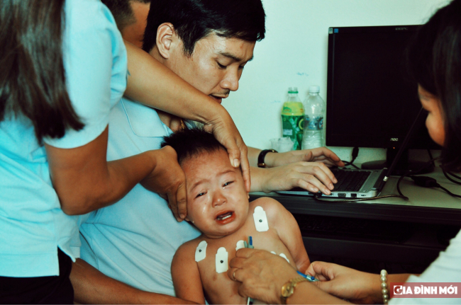 Chùm ảnh trẻ em vùng cao khóc nức nở khi bác sĩ khám bệnh 3