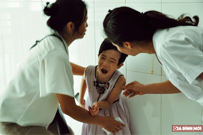 Chùm ảnh trẻ em vùng cao khóc nức nở khi bác sĩ khám bệnh 1