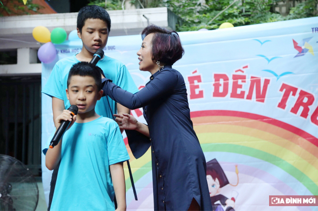   Ca sĩ Thái Thuỳ Linh hát cùng hai bạn nhỏ tự kỷ.  