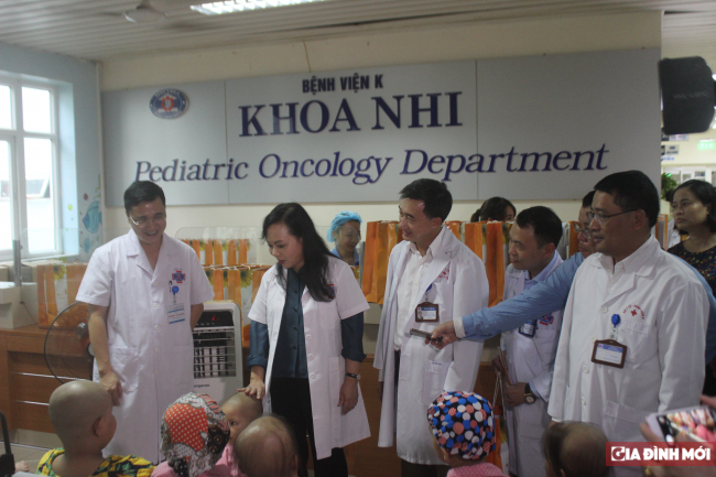 Bộ trưởng Bộ Y tế tặng quà cho bệnh nhi ung thư tại Bệnh viện K nhân dịp Tết Trung thu 2018 2