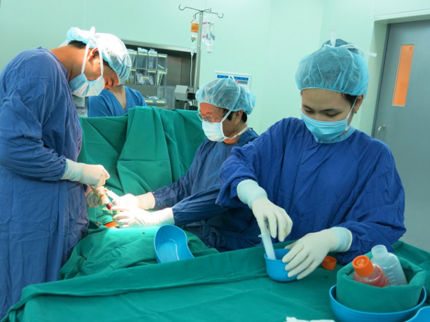   GS.TS Nguyễn Thanh Liêm và ê-kíp thực hiện ghép tế bào gốc cho bệnh nhân.  