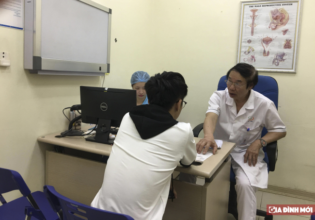   Bác sĩ Nguyễn Khắc Lợi tư vấn cho bệnh nhân  