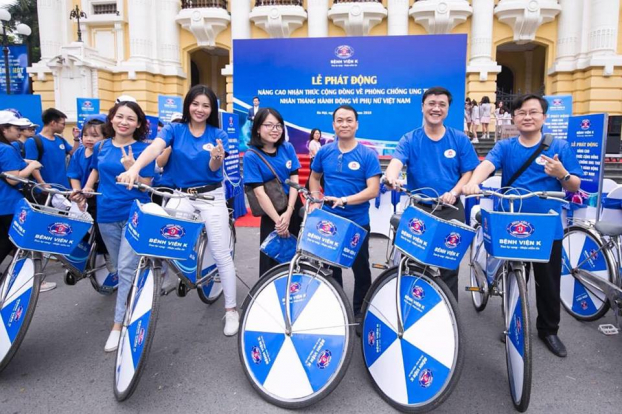   Ngay sau lễ phát động tại Nhà hát lớn là sự kiện diễu hành của 100 xe đạp trên các tuyến phố của Hà Nội với các thông điệp nâng cao nhận thức của cộng đồng về phòng chống bệnh ung thư.  