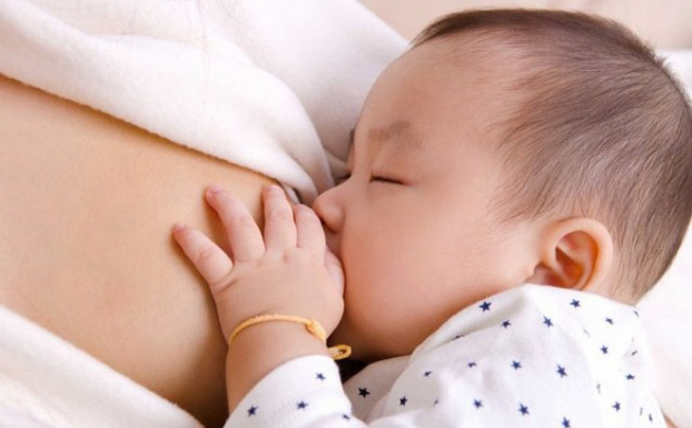 Trẻ đẻ mổ, không được bú sữa mẹ dễ có nguy cơ béo phì hơn trẻ sinh thường 1