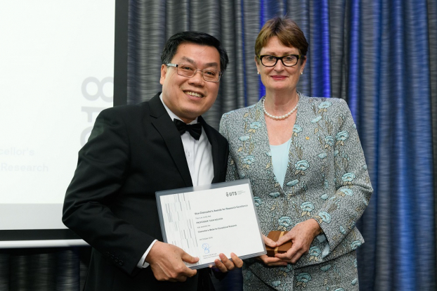   Bà Catherine Livingstone, Chủ tịch Hội đồng (Chancellor) của Đại học Công nghệ Sydney trao Huy chương Nghiên cứu Ngoại hạng cho GS. Nguyễn Văn Tuấn  