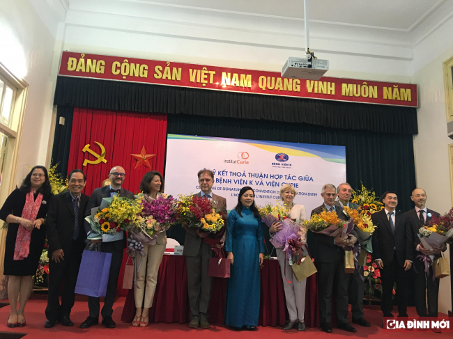   Bộ trưởng Bộ Y tế Nguyễn Thị Kim Tiến tặng hoa chúc mừng buổi lễ ký kết thành công  