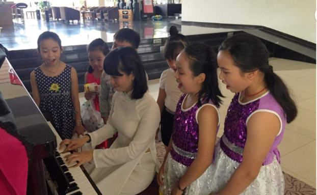   Chị Hương bên cạnh các bạn học sinh của mình  