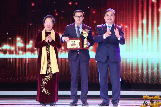   Giáo sư Tiến sĩ Nguyễn Thị Doan, nguyên Phó Chủ tịch nước, Chủ tịch Hội Khuyến học VN lên sân khấu cùng ông Phan Xuân Dũng trao giải Nhất, lĩnh vực Y Dược cho các tác giả.  