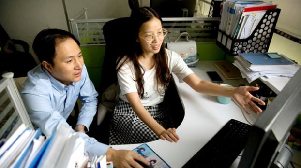   Ông Hạ Kiến Khuê (trái) làm việc tại phòng thí nghiệm ở Thâm Quyến (Quảng Đông, Trung Quốc) - Ảnh: AP  