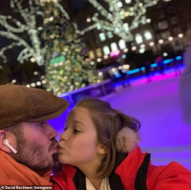   Bức ảnh hôn môi của cha con David Beckham gây tranh cãi.  