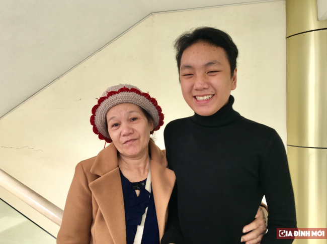   Phạm Văn Cơ và người mẹ của mình  