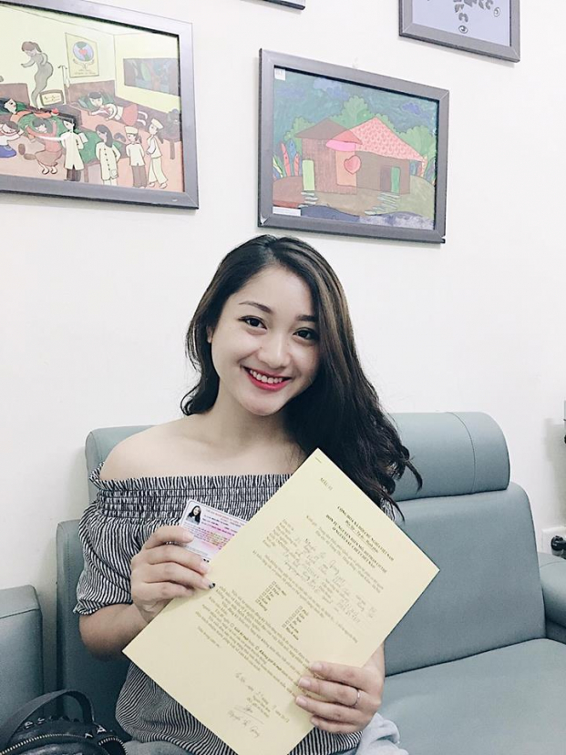   Nguyễn Thị Giang cầm trên tay tấm Thẻ ghi nhận đăng ký hiến mô tạng  