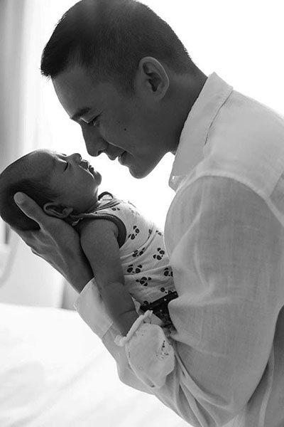 Trước khi con trai chào đời, Lương Thế Thành đã gác lại mọi dự án để chăm sóc vợ và học các kỹ năng chăm sóc em bé