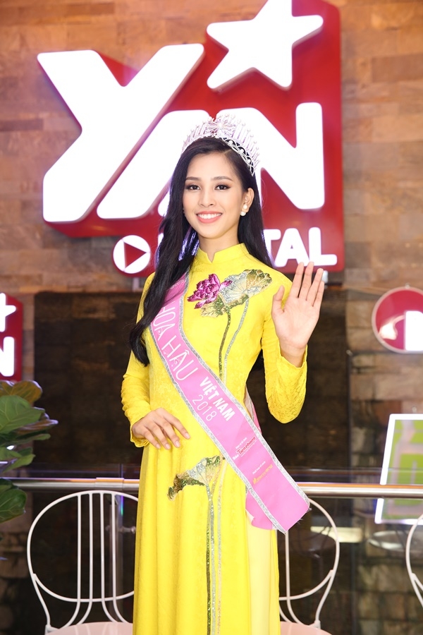 Ngắm vẻ đẹp kiêu sa của tân hoa hậu Trần Tiểu Vy trong trang phục áo dài 8