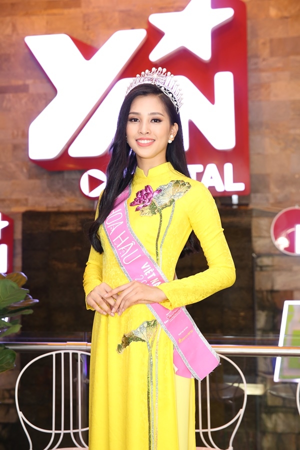 Ngắm vẻ đẹp kiêu sa của tân hoa hậu Trần Tiểu Vy trong trang phục áo dài 9