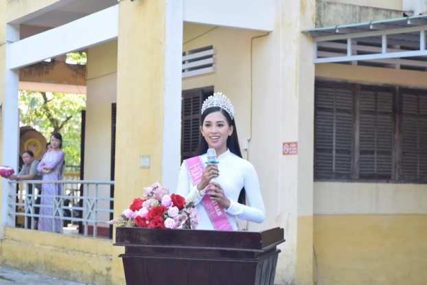 Hoa hậu Trần Tiểu Vy dịu dàng trong tà áo dài nữ sinh về trường cũ dự lễ chào cờ 0