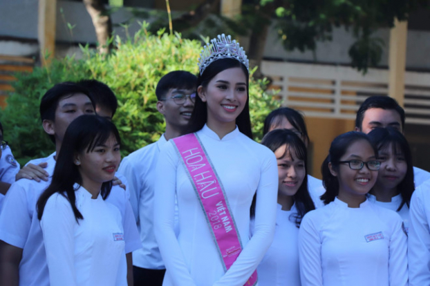 Hoa hậu Trần Tiểu Vy dịu dàng trong tà áo dài nữ sinh về trường cũ dự lễ chào cờ 2