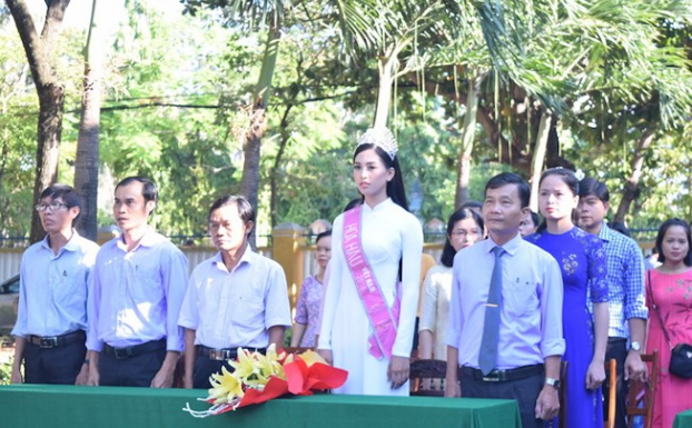Hoa hậu Trần Tiểu Vy dịu dàng trong tà áo dài nữ sinh về trường cũ dự lễ chào cờ 1