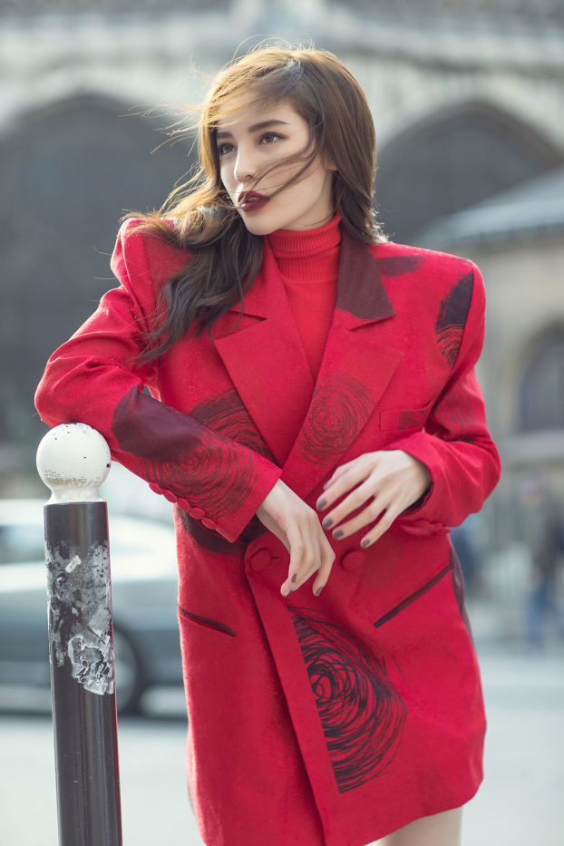Hoa hậu Kỳ Duyên khoe style siêu chất và cuốn hút trên đường phố Paris 1