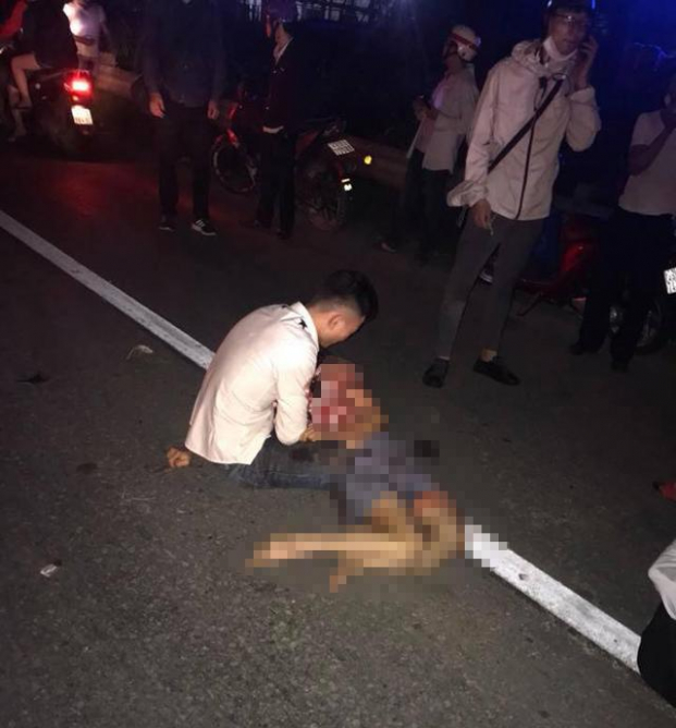 Chồng ngồi ôm thi thể vợ khóc ngất sau vụ tai nạn liên hoàn trên quốc lộ 5A 1