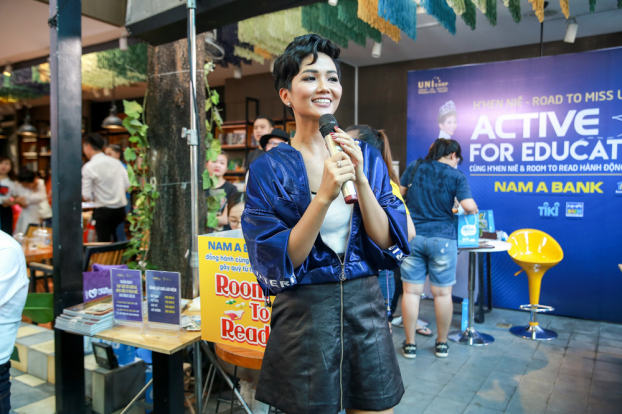 Hoa hậu H'Hen Niê xinh đẹp xuống đường đi bán sách trong thời tiết mưa bão 5