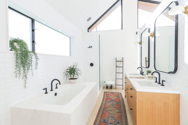  Không gian tắm táp hàng ngày được bố trí phía trong cùng của tầng 1, tiện lợi và rộng rãi với gam màu trắng giản dị mà tinh khôi.  