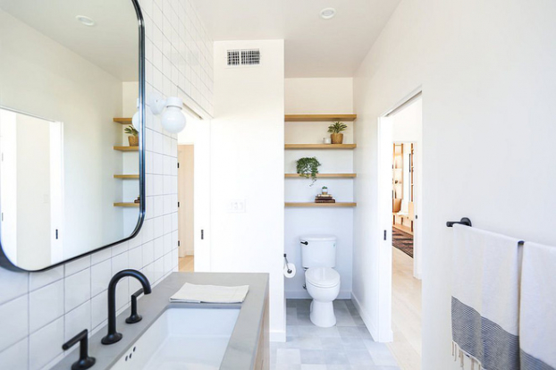   Phòng tắm trên tầng hai được đặt ở phía trong cùng của hai phòng ngủ, đơn giản và tinh tế với màu trắng.  