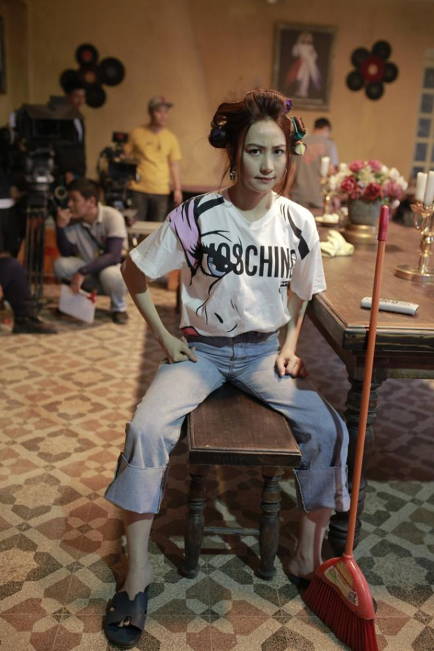   Với những cảnh sinh hoạt đời thường, cô nàng “mợ chảnh” cũng diện chiếc áo phông Moschino có giá 5,5 triệu VNĐ.  