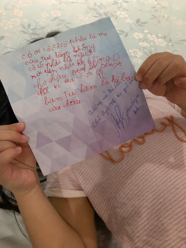 Phạm Quỳnh Anh hạnh phúc khi nhận được thư xin chữ ký cực yêu của bạn con gái 0
