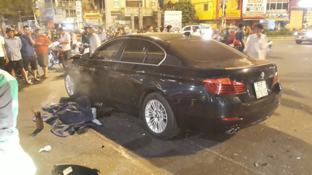 Tai nạn giao thông ở Hàng Xanh: Gây tai nạn xong nữ tài xế ngồi ôm vô-lăng cố thủ 0