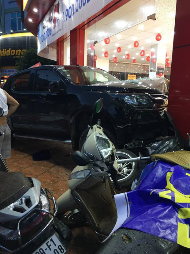 Clip hiện trường ô tô điên lao thẳng vào cửa hàng bán điện thoại ở Bắc Ninh 0