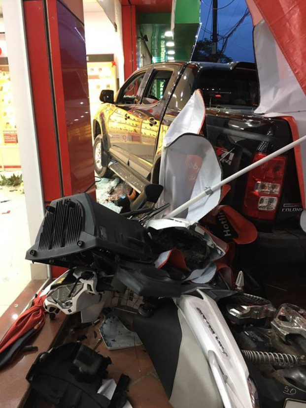 Clip hiện trường ô tô điên lao thẳng vào cửa hàng bán điện thoại ở Bắc Ninh 1