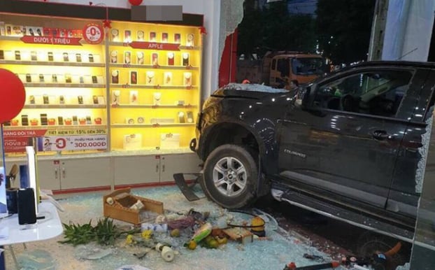 Clip hiện trường ô tô điên lao thẳng vào cửa hàng bán điện thoại ở Bắc Ninh 3