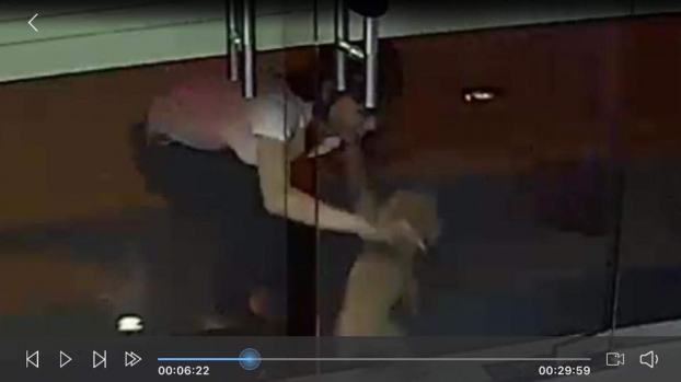 Clip cặp đôi nam nữ thản nhiên vào nhà dân bắt trộm chó ở Sài Gòn 0