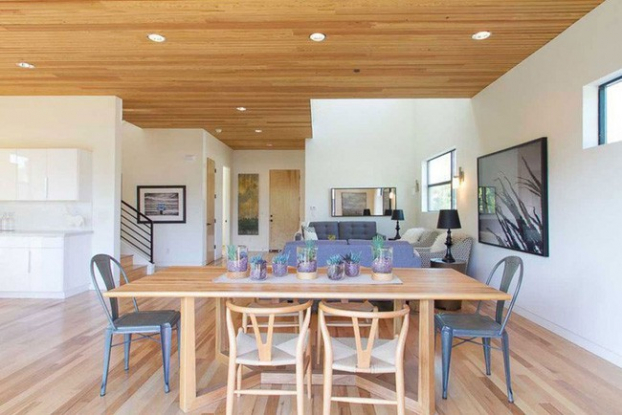   Tiếp nối phòng khách là bàn ăn bằng gỗ với sự tô điểm từ các chậu cây xanh nhỏ xinh, từ hai chiếc ghế ngồi có cùng màu với ghế sofa.  