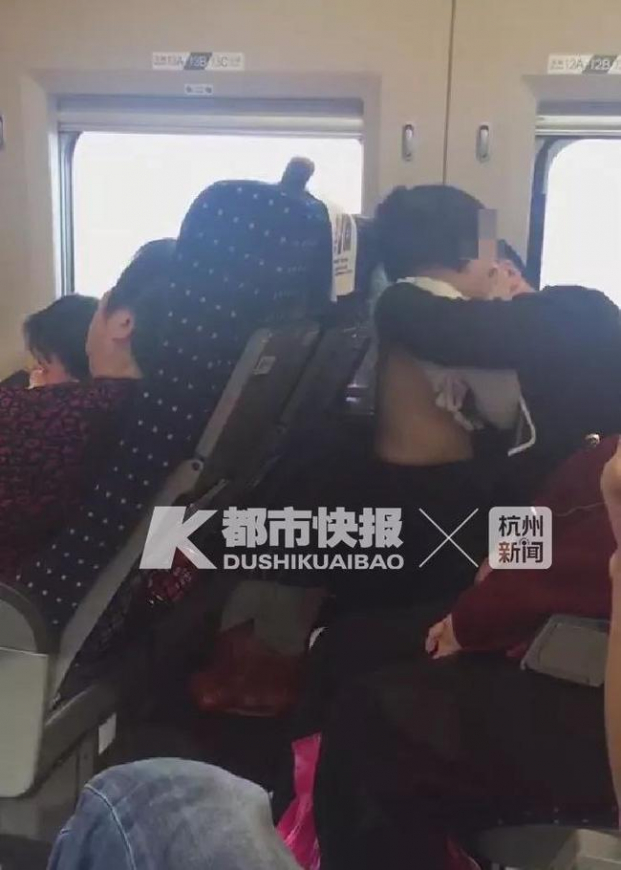 Tranh cãi clip người đàn ông sờ soạng hôn hít cô bé 5- 6 tuổi trên tàu cao tốc 0