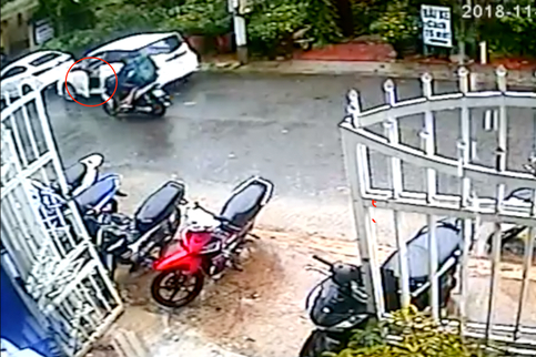 Bất ngờ mở cửa ô tô, nữ tài xế khiến một gia đình đi xe máy ngã lăn ra đường 0