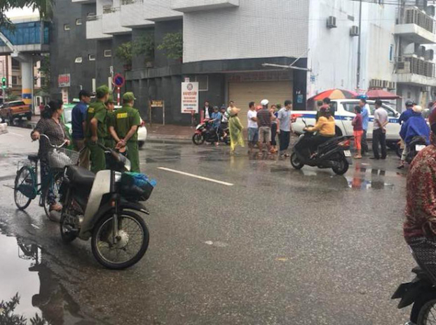 Sau cú va chạm, nam thanh niên đi xe máy vác dao chém tài xế ô tô con ở Nghệ An 0